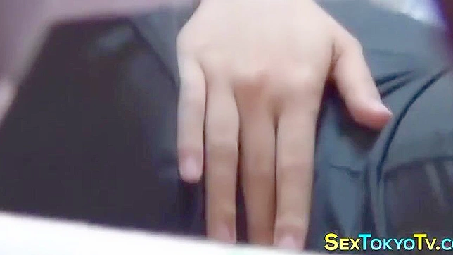 探索迷人曲线的年轻日本女巫！