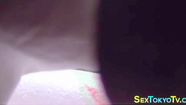 探索迷人曲线的年轻日本女巫！