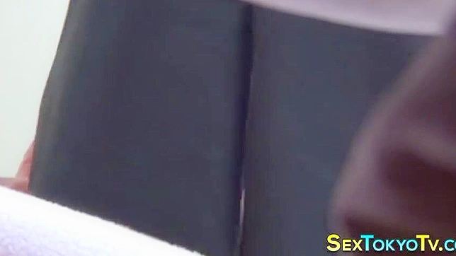 探索迷人曲线的年轻日本女巫！