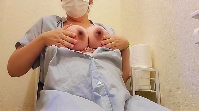 日本AV：性感熟女魅惑迷人 露出丰满胸部大胆浴室自拍