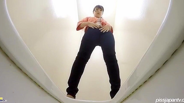 日本熟女尿液游戏时光~欣赏她的魅惑技巧！