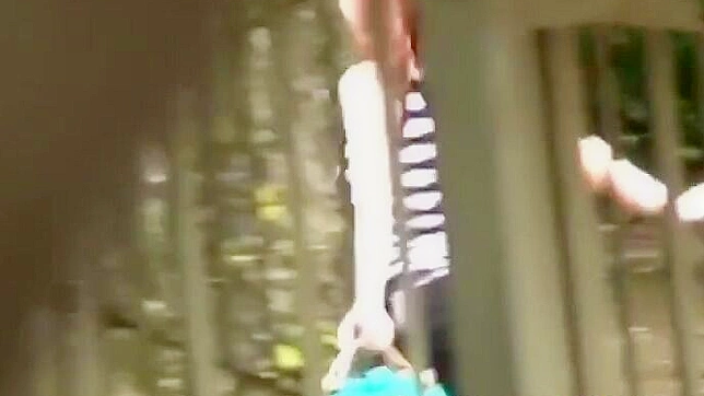 日本AV~迷人亚裔美眉被偷窥尿尿—独家视频