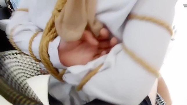 与这位丰满的日本美女一起释放欲望享受BDSM游戏！