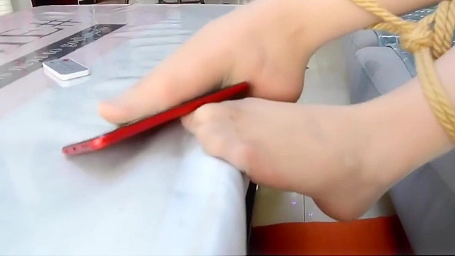 与这位丰满的日本美女一起释放欲望享受BDSM游戏！