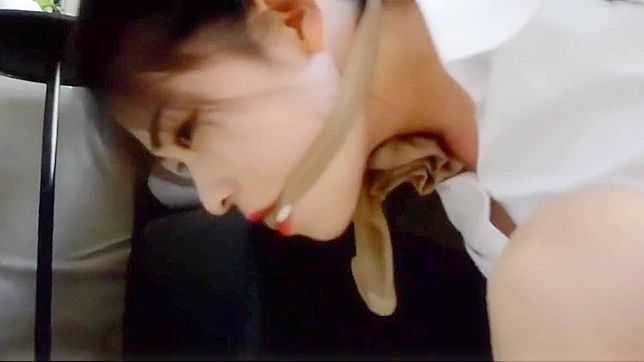 与这位丰满的日本美女一起释放欲望享受BDSM游戏！