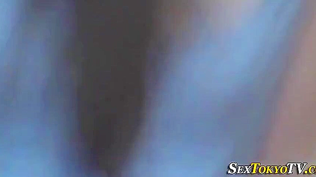 观看这位迷人的亚洲女巫如何以最诱惑的方式自娱自乐！放松并享受这火热的日本成人内容吧！