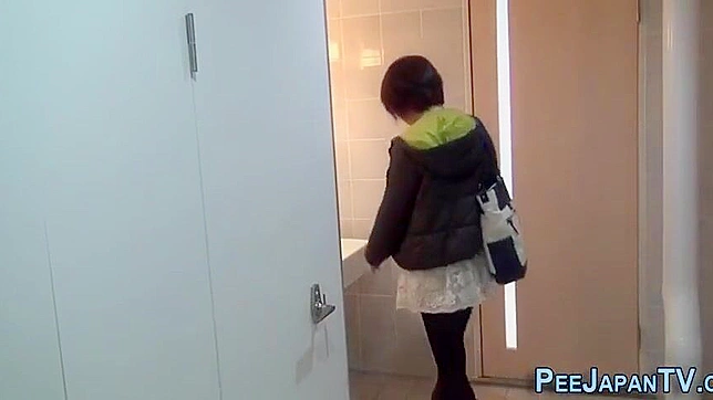 湿润狂野～观看性感日本熟女在棒上小便！