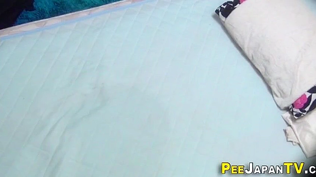 日本少女小便 ~ 潮湿狂野！