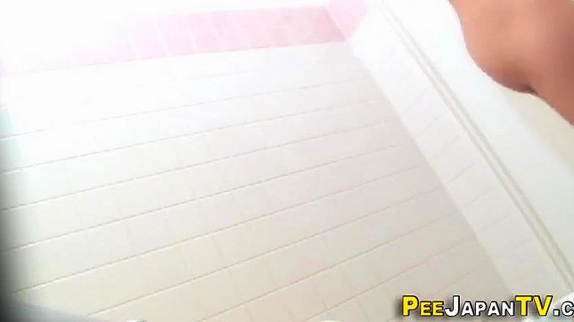 日本少女在蒸汽四溢的成人撒尿视频中全裸展示