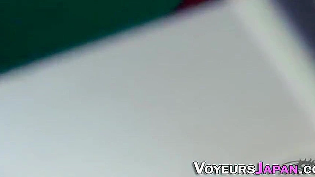 迷人的日本少女带你踏上感官之旅 – 素人高中生18+