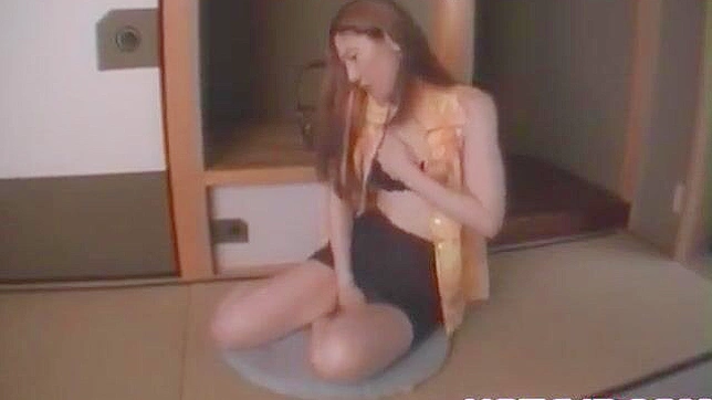 日本美女Madoka Enomoto地板上的自我沉醉体验