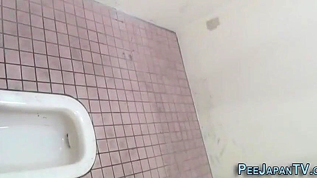 日本AV首秀～迷人女巫在镜头前小便