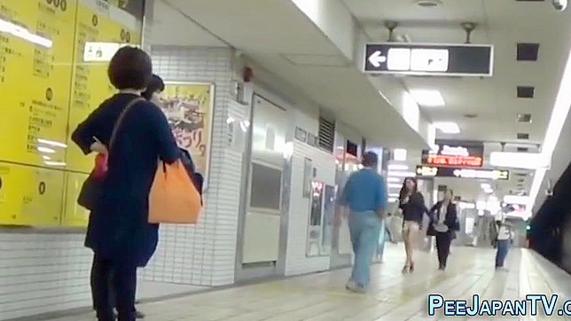 日本AV首秀～迷人女巫在镜头前小便