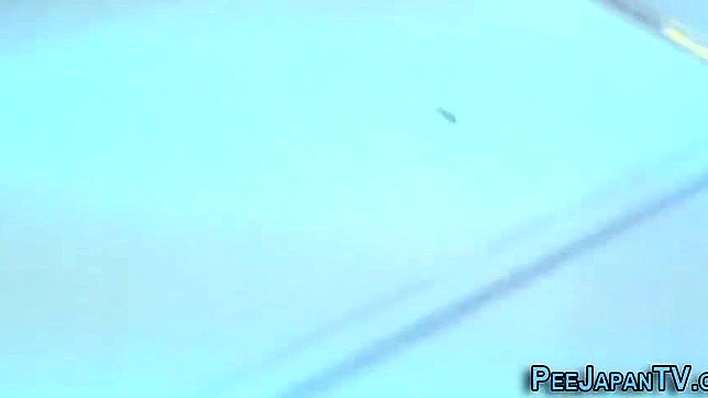 体验多毛日本少女的私密时刻魅力—仅限在成人专区！