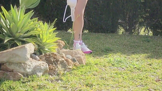 日本AV~性感女巫诱惑地在棕榈树下跳动