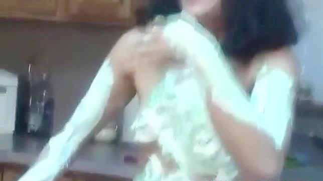 日本美女在厨房弄得又脏又性感！立即观看！