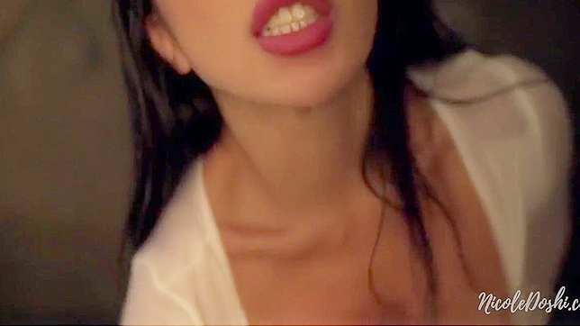 目睹迷人妮可·多希在诱惑淋浴场景中的大胸！