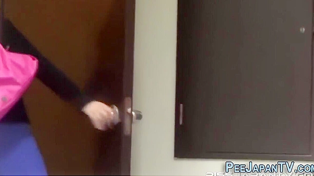 日本风靡一时～女性公开小便癖好揭秘！