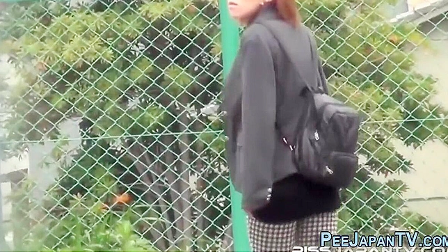 穿着高跟鞋的日本AV女优将公共小便变成性感幻想