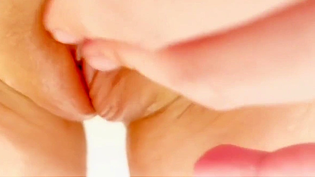 我是日本AV女优，拥有紧致诱人的蜜穴 – 来看我自慰吧！