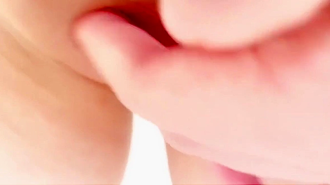 我是日本AV女优，拥有紧致诱人的蜜穴 – 来看我自慰吧！
