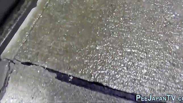 日本辣妹在公共场合展示湿热技巧！