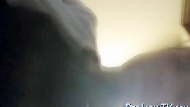 感受迷人日本女巫的诱惑：毛茸东方撒尿玻璃杯体验