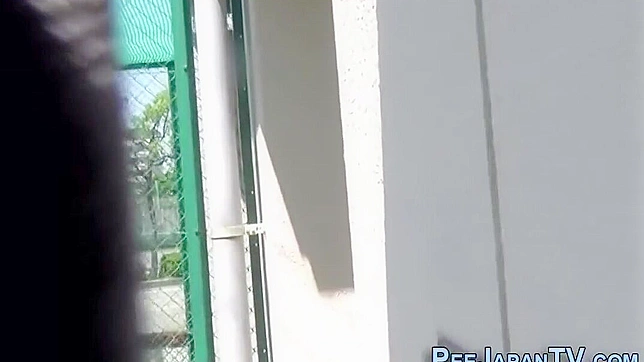 日式色情：淫荡东方女街头被尿液浸透