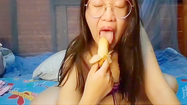 日本淫娃狂吞诱人香蕉棒 – 必看成人XXX视频！