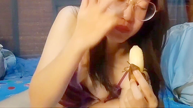日本淫娃狂吞诱人香蕉棒 – 必看成人XXX视频！