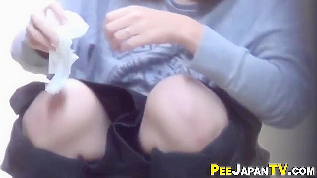 日本美女在小巷中用迷人高跟鞋和湿裤诱惑！