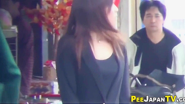 日本美女在小巷中用迷人高跟鞋和湿裤诱惑！