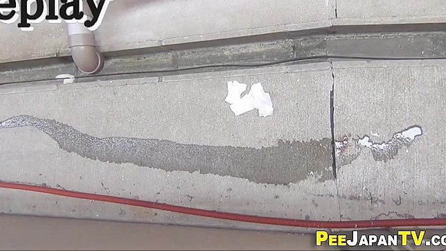 日本美女在小巷中用迷人高跟鞋和湿裤诱惑！