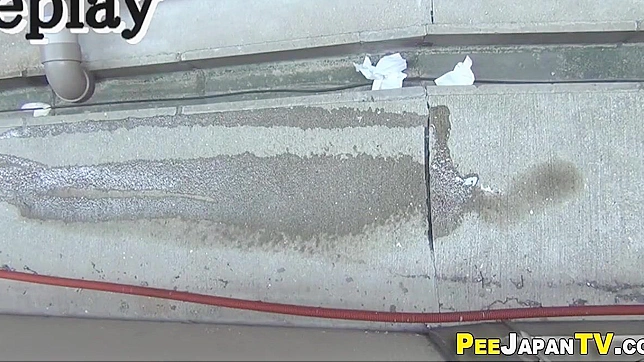 日本美女在小巷中用迷人高跟鞋和湿裤诱惑！