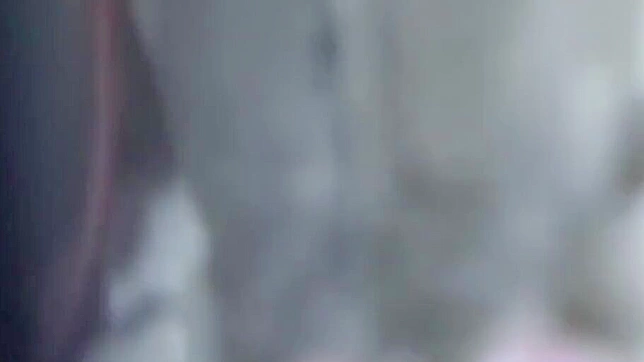 日本美女在小巷中用迷人高跟鞋和湿裤诱惑！