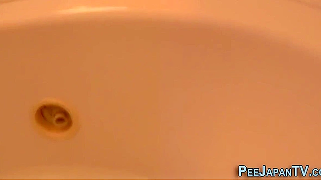 日式色情：湿漉淋漓的水上狂欢，亚洲美女撒尿享受