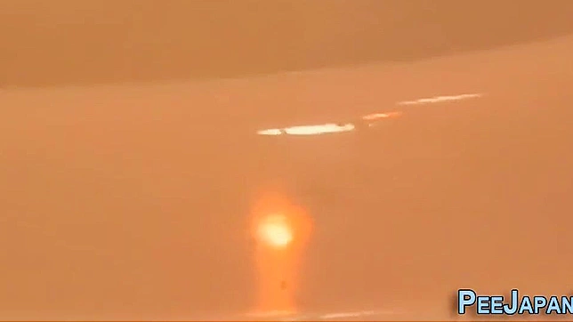 日式色情：湿漉淋漓的水上狂欢，亚洲美女撒尿享受