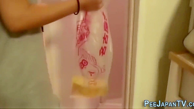 日式色情：湿漉淋漓的水上狂欢，亚洲美女撒尿享受