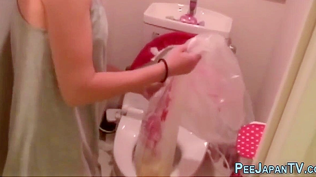 日式色情：湿漉淋漓的水上狂欢，亚洲美女撒尿享受