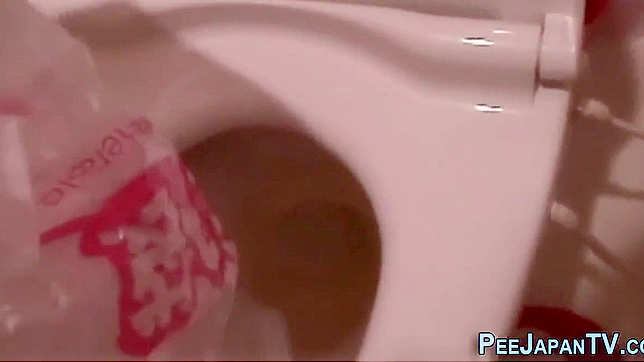 日式色情：湿漉淋漓的水上狂欢，亚洲美女撒尿享受