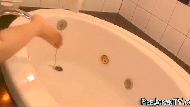 日式色情：湿漉淋漓的水上狂欢，亚洲美女撒尿享受