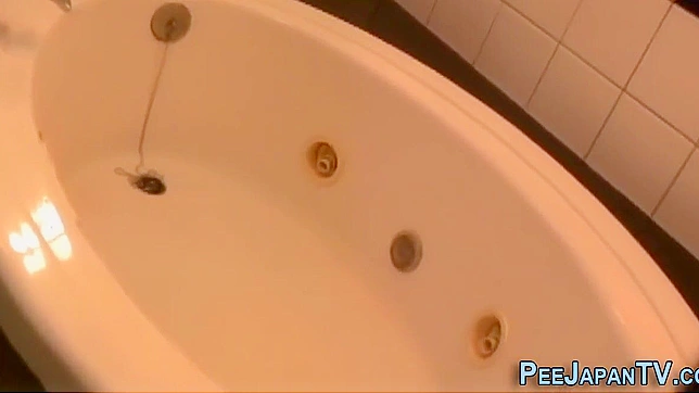 日式色情：湿漉淋漓的水上狂欢，亚洲美女撒尿享受