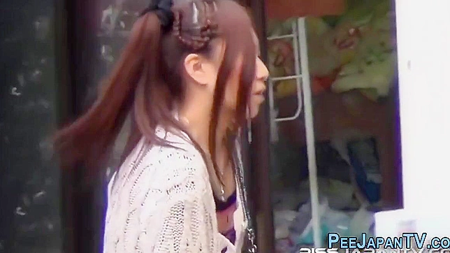 日本色情~性感东方妓女在巷子里撒尿