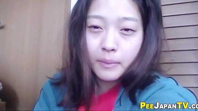 日式成人片：性感亚洲少女闻味并当镜头尿湿