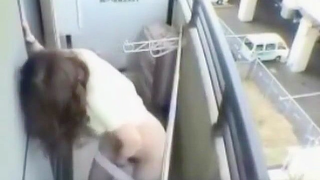 日本美女在阳台脱衣为你奉上视觉盛宴！