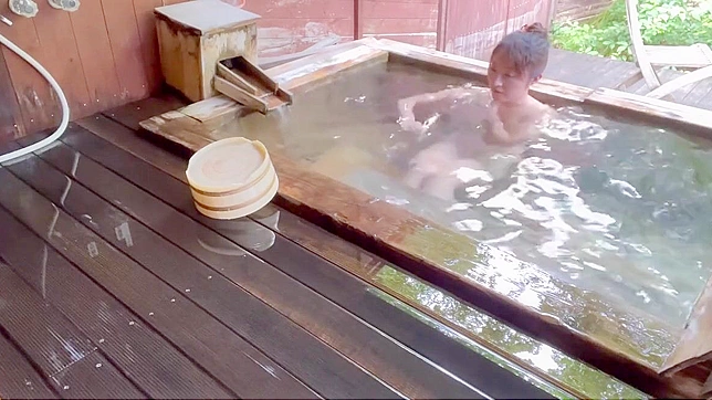 观看这令人窒息的日本色情视频，充满肉感的女人在网摄影像中让你屏息！