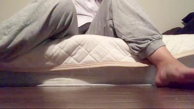 日本美女在黑暗中自慰~独家视频！