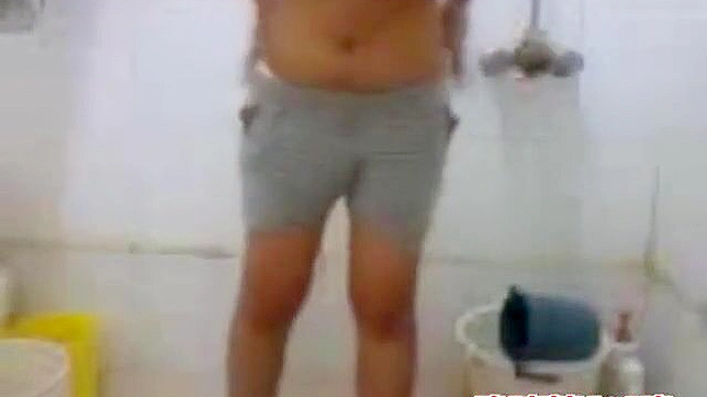 体验迷人哪吒在浴室中的激烈硬干！