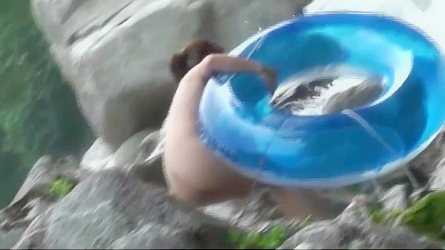 日本美女河边狂野狂欢！喝酒、撒尿，更多乐趣！！