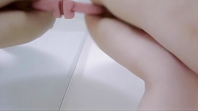 日本成人视频：丰满模特在镜子前自我展示